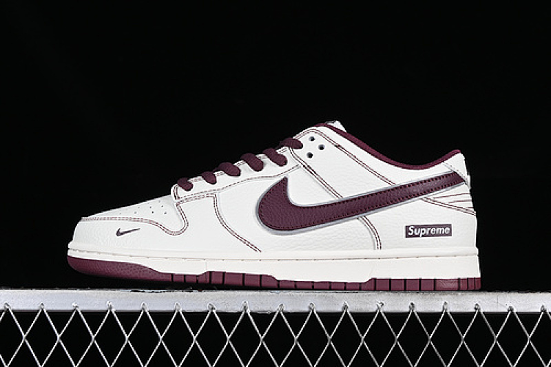 Supreme Nike SUPREME DUNK LOW SB WHITE/RED · RM2308-235, photo 1
