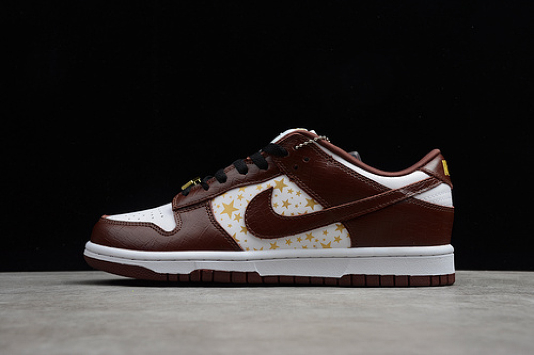 Supreme [DH3228-103]-[SUPREME X SB DUNK LOW WHITE/METALLIC GOLD/BARKROOT BROWN]-[UNISEX:36-47], photo 1