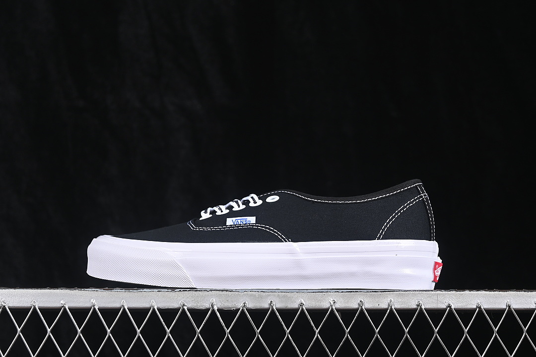 AUTHENTIC 44 CASUAL SKATE SHOES BLACK/WHITE · VN0A4BV91WX, photo 1