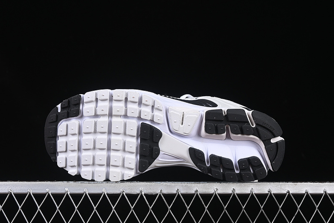 Nike [FB9149-101]-[AIR ZOOM VOMERO 5 WHITE/PLATINUM TINT/METALLIC PLATINUM/BLACK]-[UNISEX:36-46] - Image 15