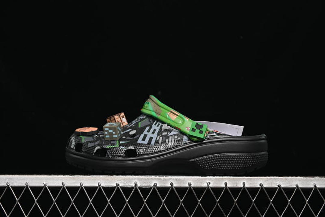 Crocs Crocs [MINECRAFT X CLASSIC CLOG BLACK/GREEN]-[WOMAN:36-39]-[MAN:40-46], photo 1