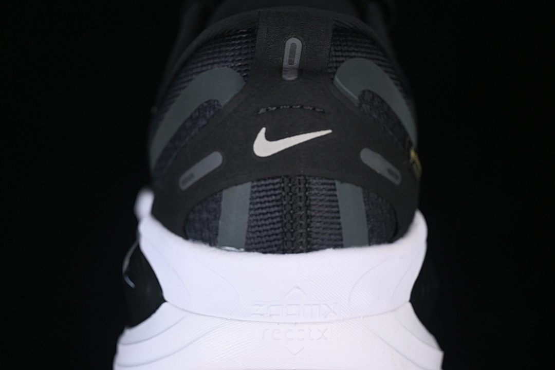 Nike [HQ7001-002]-[VOMERO 18 GORE-TEX BLACK/WHITE/METALLIC SILVER]-[WOMAN:36-39]-[MAN:40-46] - Image 7
