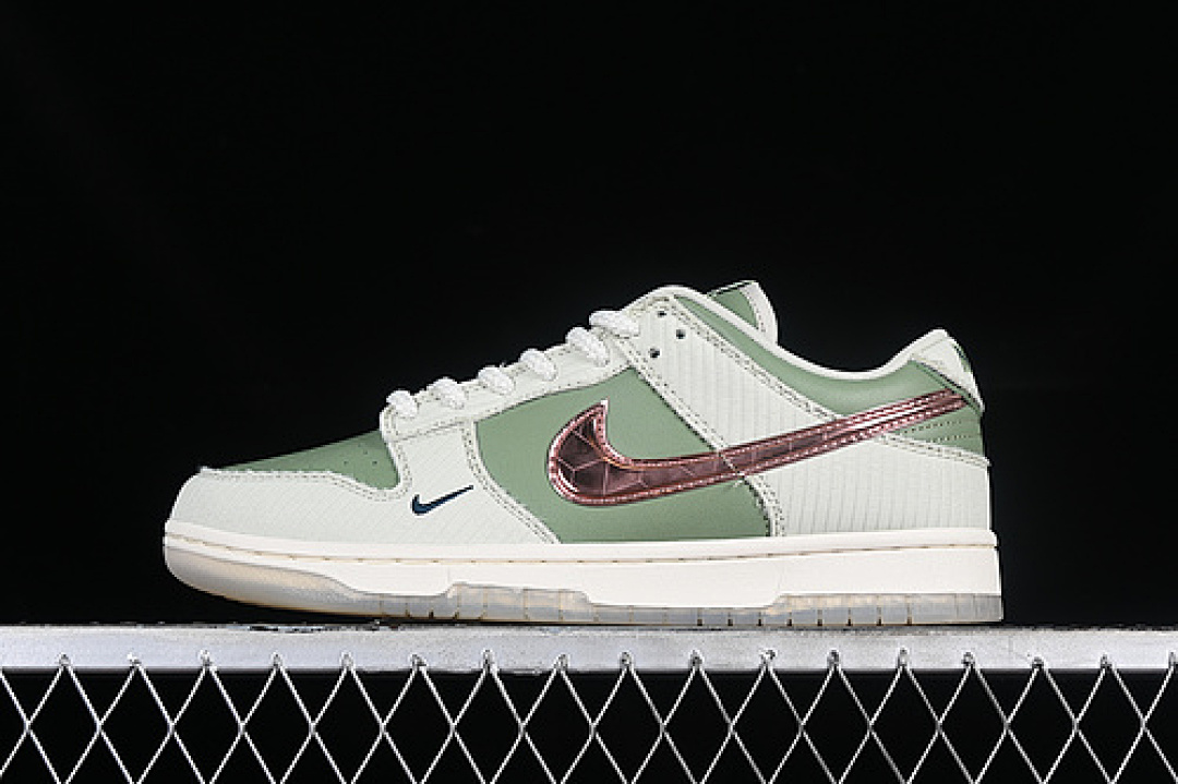 Unbranded [FQ0269-001]-[KYLER MURRAY DUNK LOW SB BE 1 OF ONE SEA GLASS/SAIL/OIL GREEN/ROSE (GOLD]), photo 1