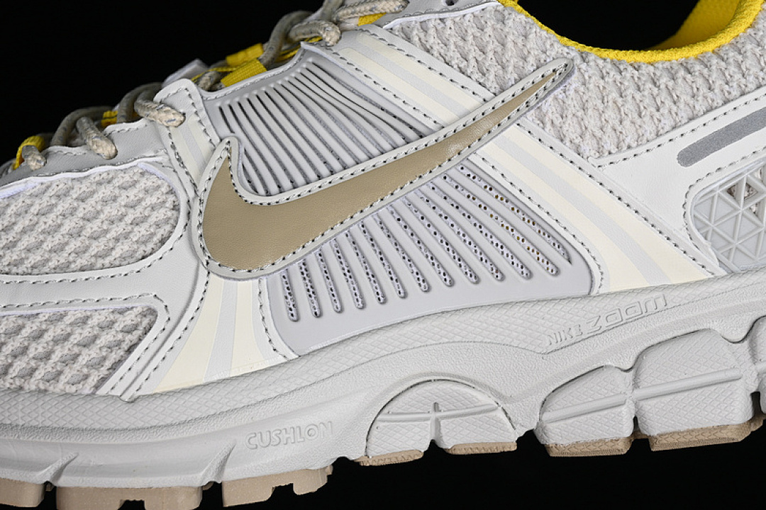 Nike [FJ7694-020]-[AIR ZOOM VOMERO 5 SP LIGHT BONE/SAIL/UNIVERSITY GOLD]-[WOMAN:36-39]-[MAN:40 - Image 7