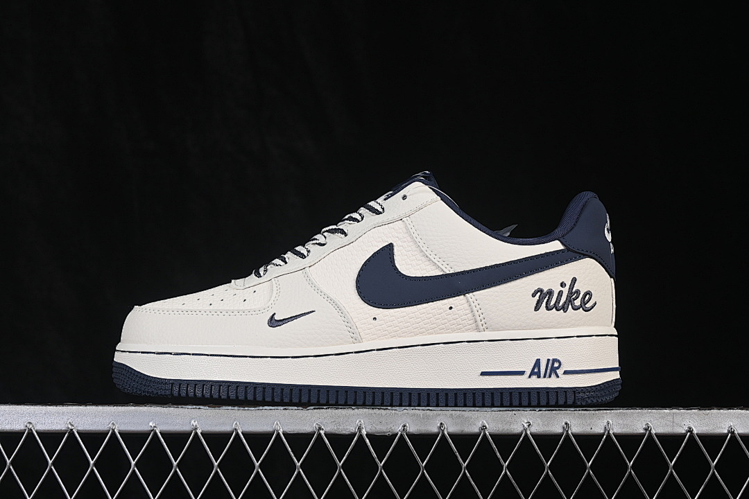 Nike Nike AIR FORCE 1 07 LOW CASUAL SNEAKERS BEIGE/NAVY BLUE · FV3694-110, photo 1
