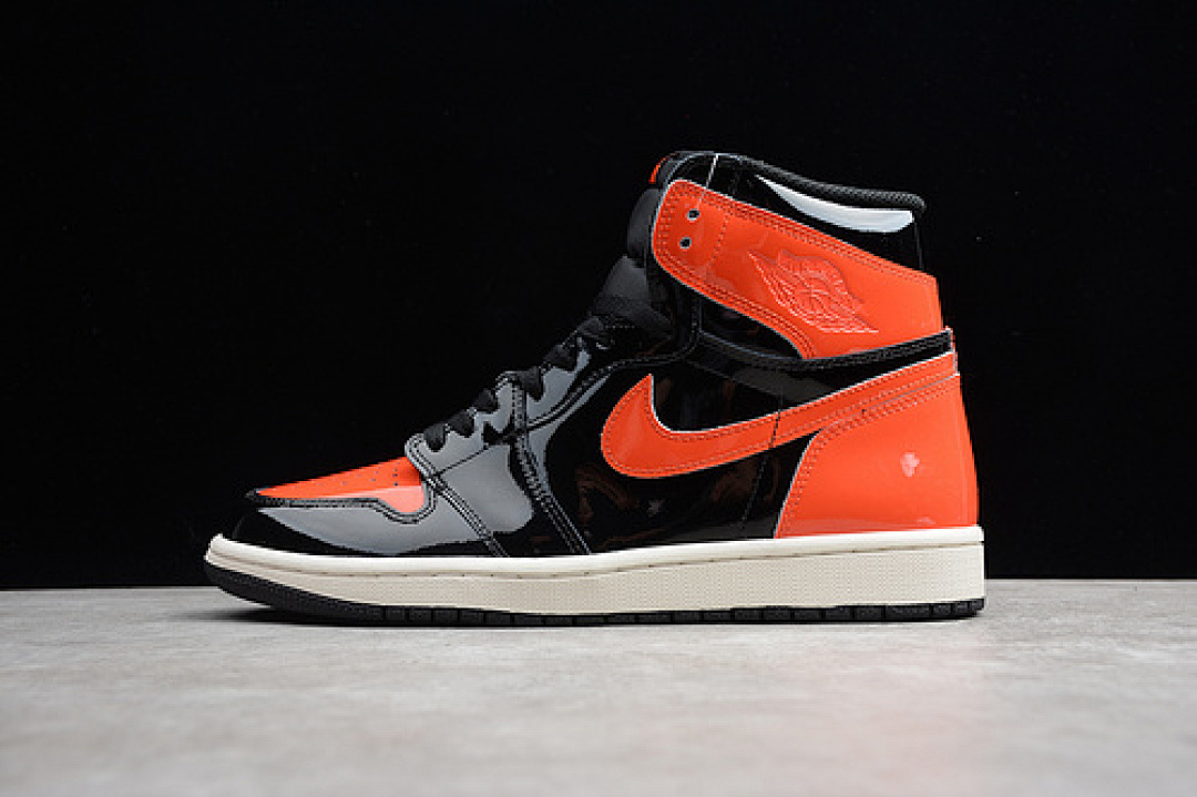Jordan [116-114-125]-[555088-028]-[AIR JORDAN 1 RETRO HIGH OG BLACK/PALE VANILLA-STARFISH]-[MAN:40.5-45], photo 1