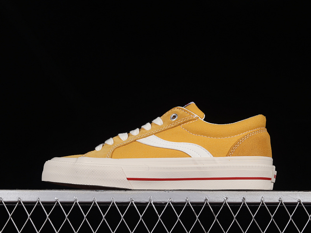 On Running [VISION X ODD CIRKUS ASTLEY PRO LOW YELLOW/YELLOW/WHITE]-[WOMAN:35-39]-[MAN:40-44], photo 1