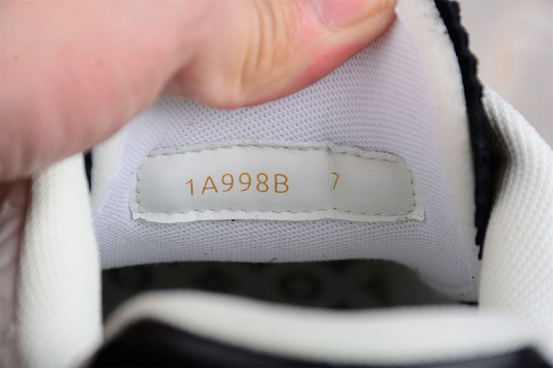 Louis Vuitton [L*V TRAINER LOW SNEAKER WHITE/WHITE/BLACK]-[WOMAN:35-39]-[MAN:40-45] - Image 4