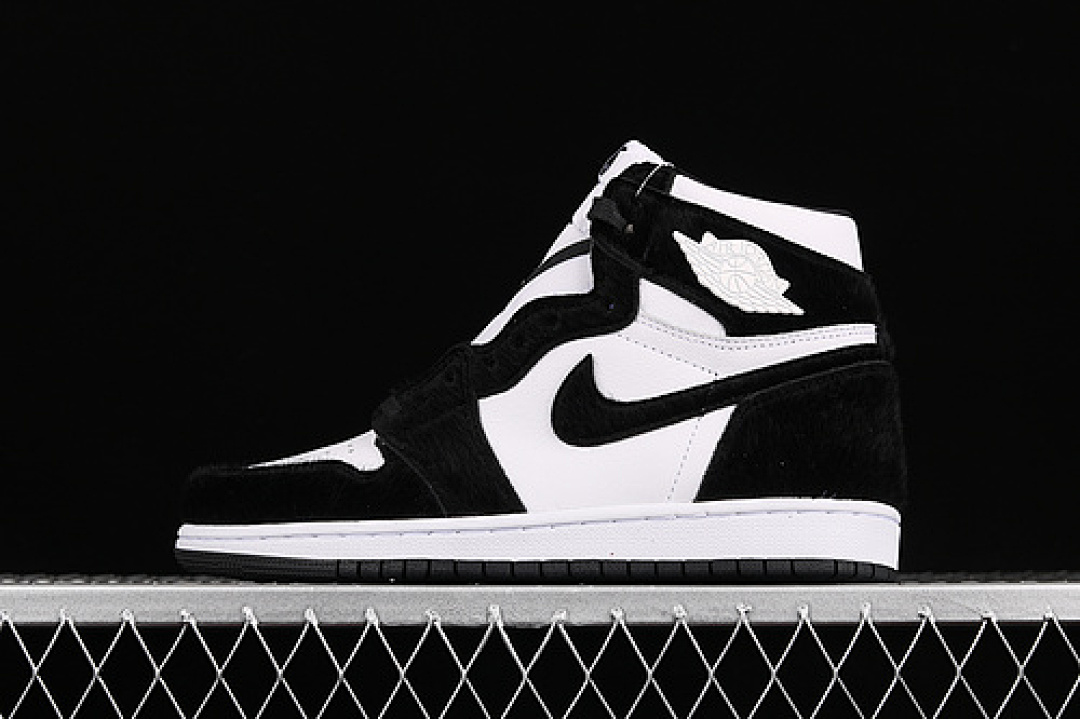 Jordan [CD0461-007]-[GET AIR JORDAN 1 HIGH OG TWIST BLACK/BLACK-METALLIC GOLD-WHITE]-[UNISEX:36-44], photo 1