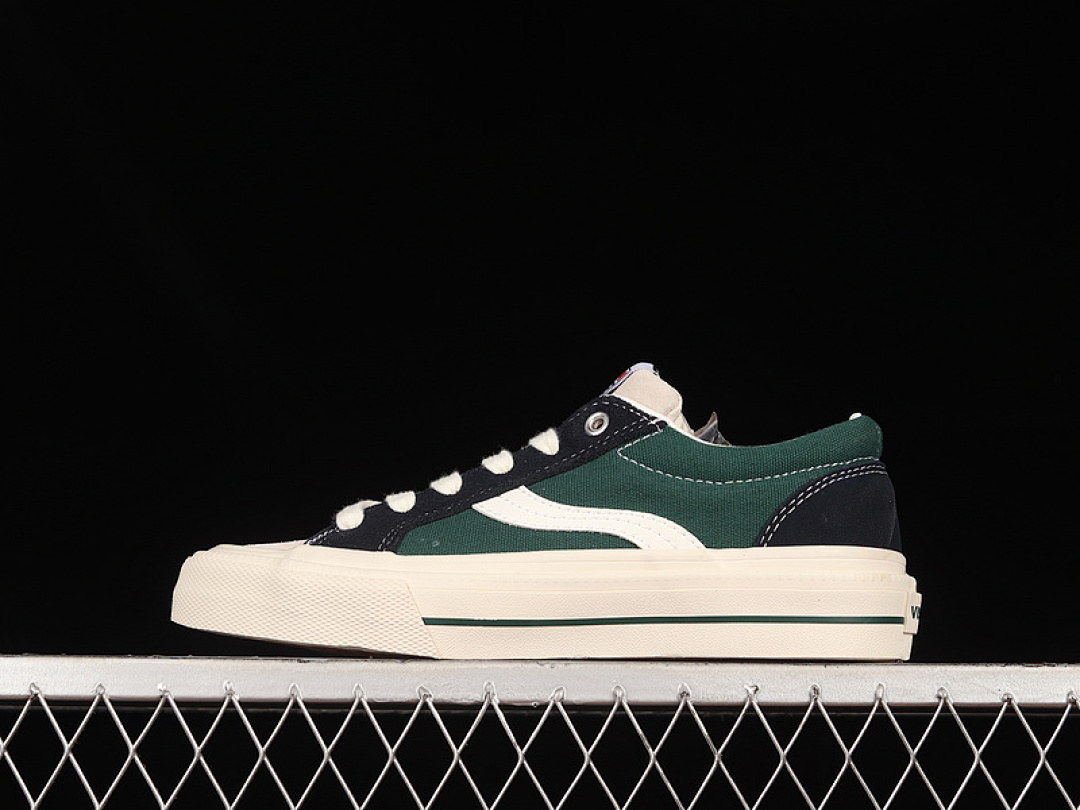 On Running [VISION X ODD CIRKUS ASTLEY PRO LOW BLACKISH GREEN/BLACK/WHITE]-[WOMAN:35-39]-[MAN:40-44], photo 1