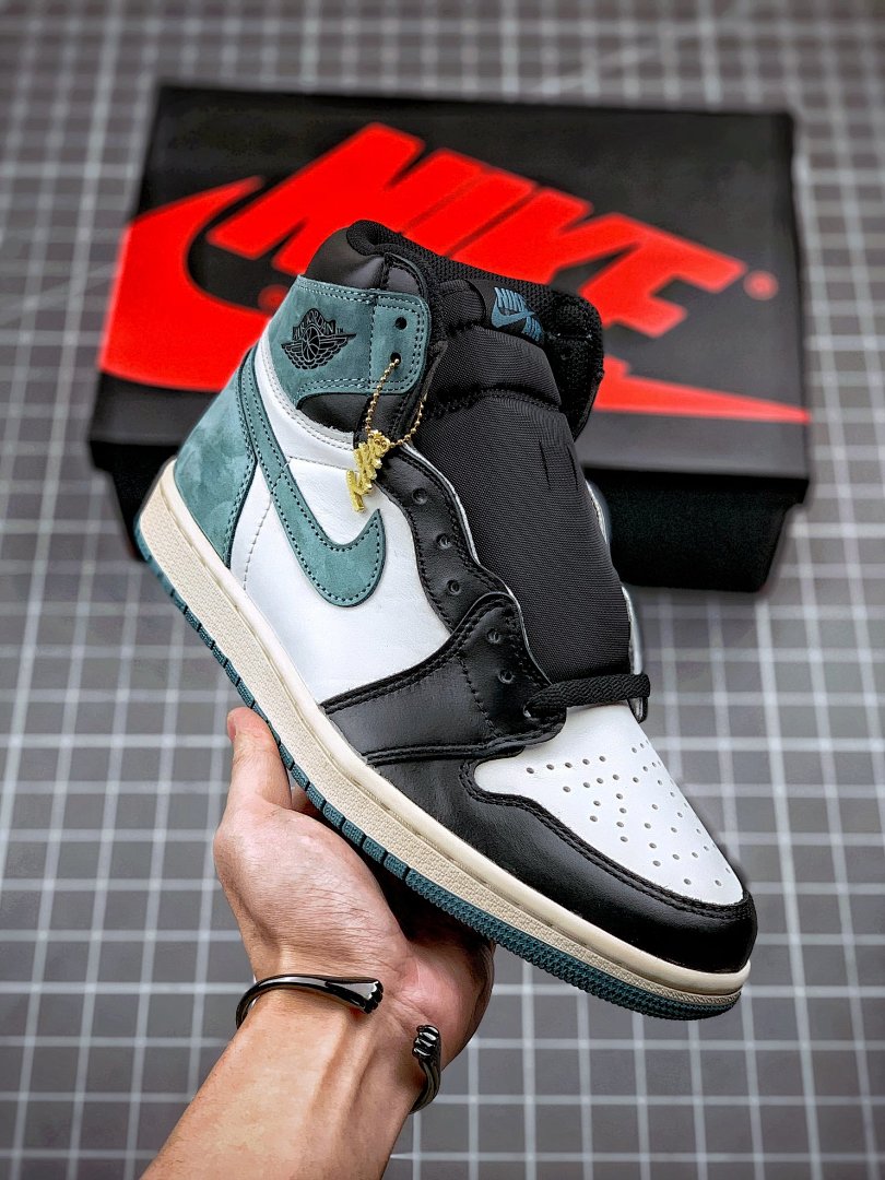 Jordan AIR Jordan 1 RETRO HIGH OG CLAY GREEN SUMMIT WHITE/CLAY GREEN-BLACK · 555088-135, photo 1