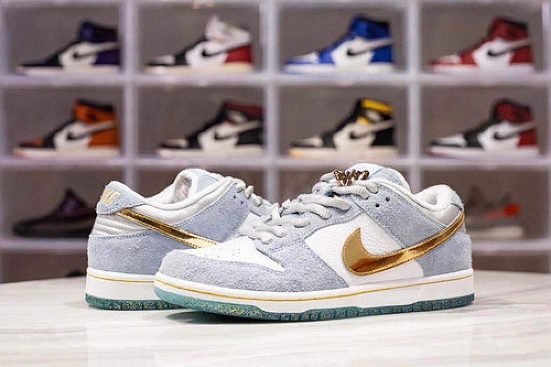 Unbranded [DC9936-100]-[H12 SEAN CLIVER X DUNK LOW SB HOLIDAY SPECIAL WHITE/PSYCHIC BLUE/METALLIC (GOLD]), photo 1