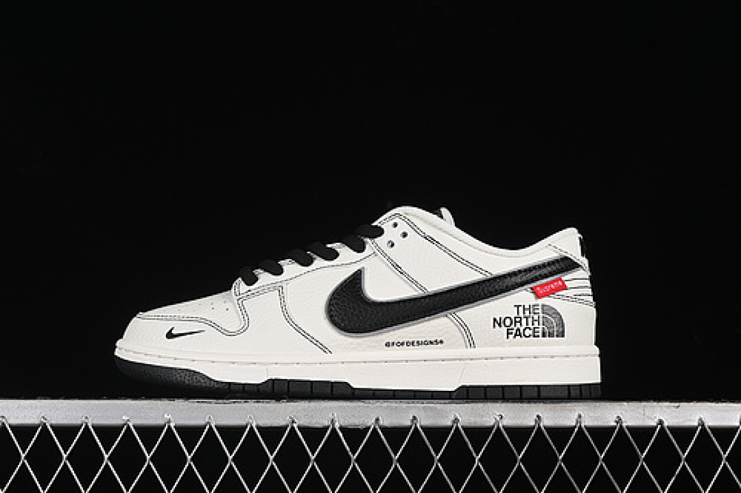 Supreme Nike SB DUNK LOW SUPREME X THE NORTH FACE WHITE/BLACK · BM0234-501, photo 1
