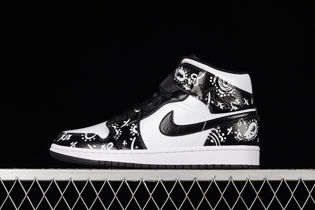 Jordan AIR Jordan 1 MID SE WHITE/BLACK/CHILE RED · 554724-075, photo 1