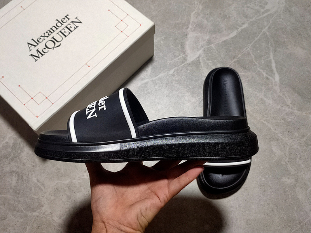 Alexander McQueen [ALE*XANDER MCQUEEN HYBRID SIGNATURE SLIDES BLACK/BLACK/WHITE]-[WOMAN:35-40] - Image 4