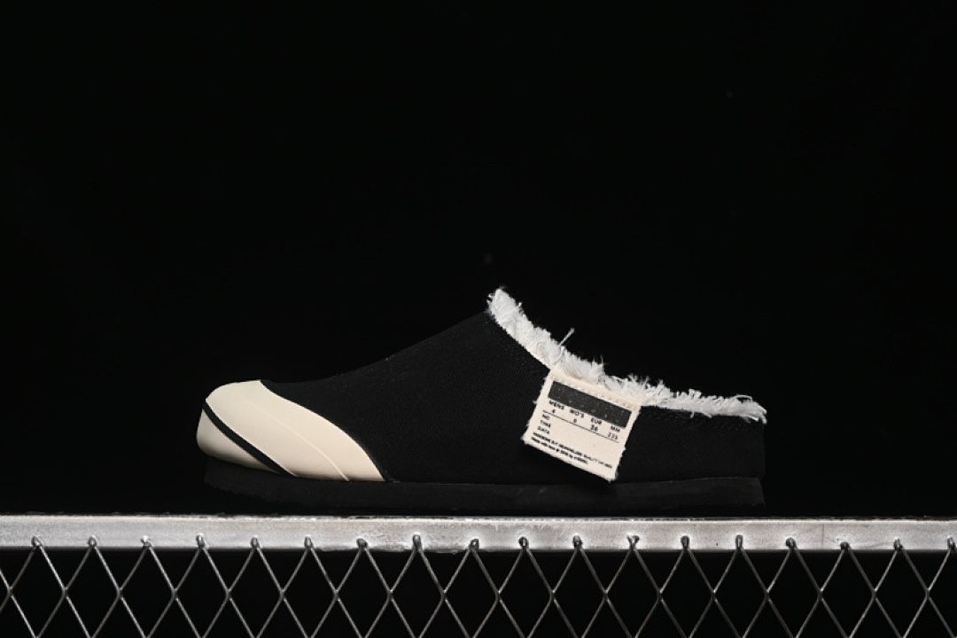 [XVESSEL CABIN ONE BLACK/WHITE]-[WOMAN:35-39]-[MAN:40-45], photo 1