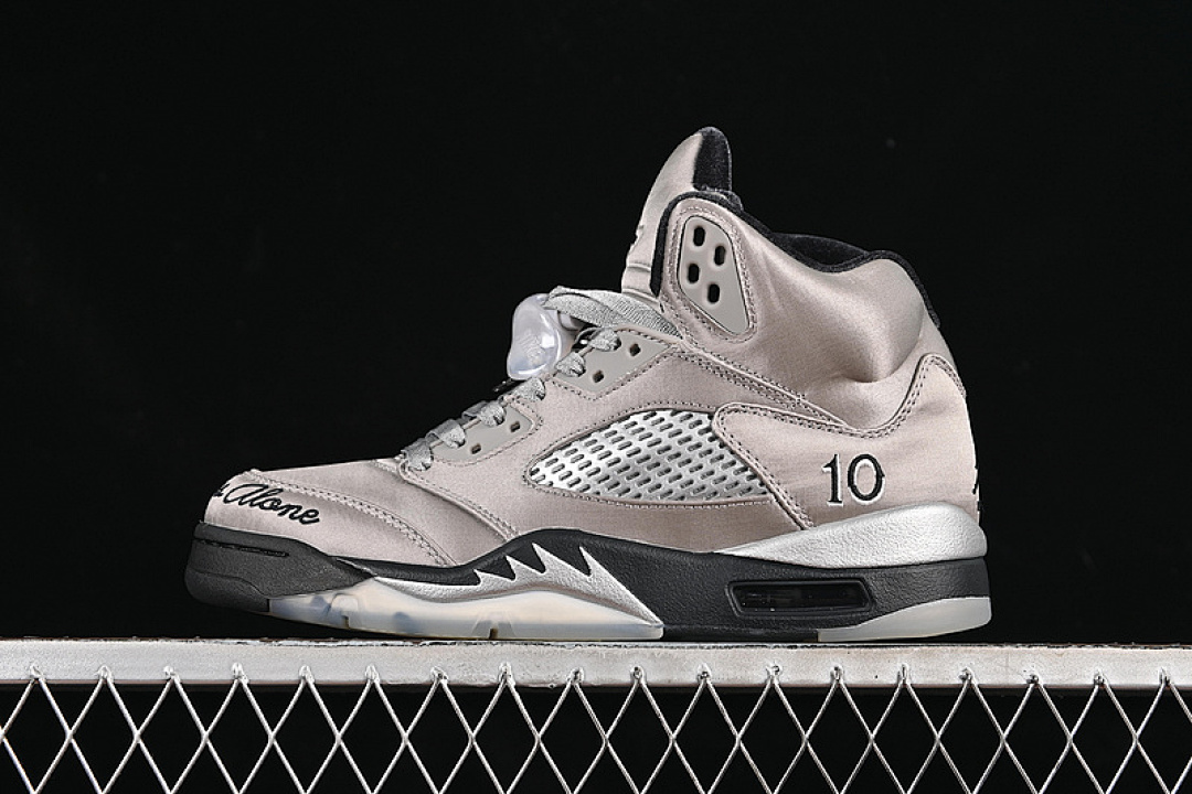 Jordan [IO2038-001]-[AIR JORDAN 5 RETRO WINGS GREY/SILVER]-[WOMAN:36-39]-[MAN:40-48.5], photo 1