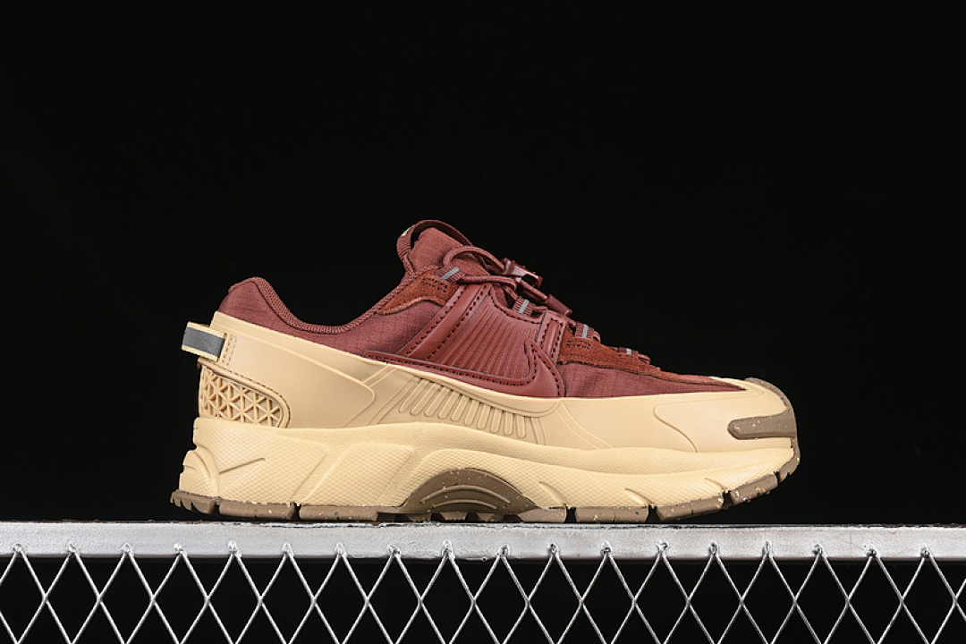 Nike [HQ2181-700]-[ZOOM VOMERO ROAM TEAM RED/TEAM GOLD/GUM BROWN]-[WOMAN:36-39]-[MAN:40-45] - Image 16