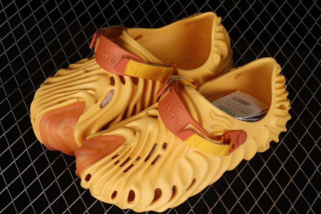 Crocs [SALEHE BEMBURY X CROCS POLLE CLOG YELLOW/YELLOW/YELLOW]-[UNISEX:36-46] - Image 9
