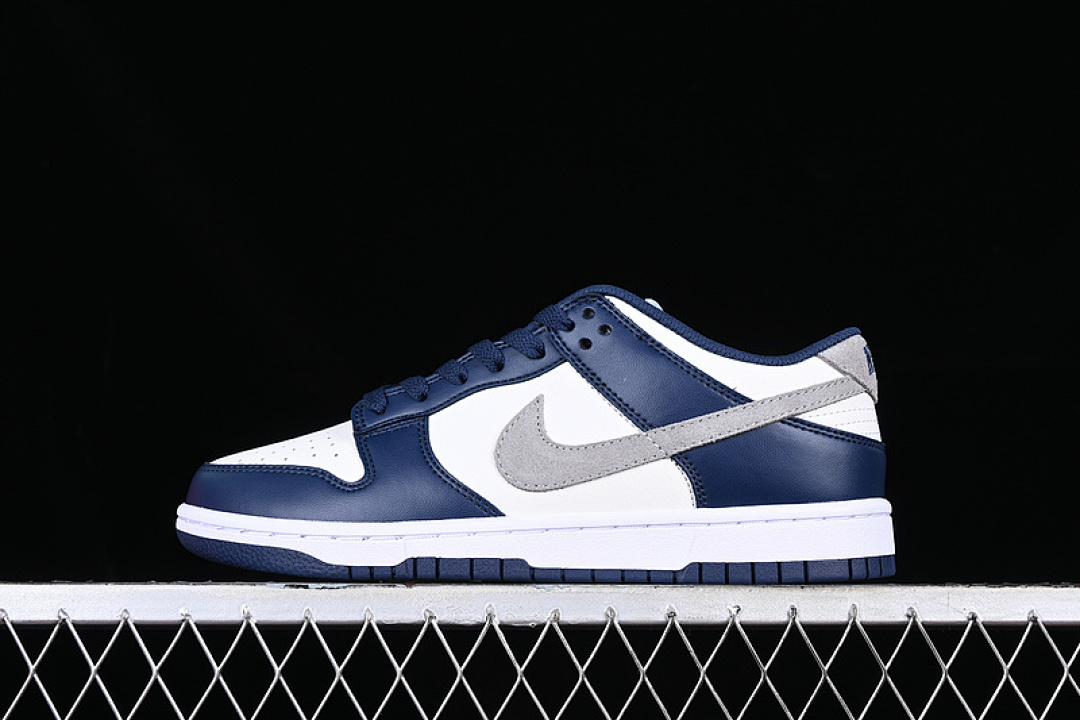 Nike DUNK LOW MIDNIGHT NAVY/LIGHT SMOKE GREY/SUMMIT WHITE · FD9749-400, photo 1