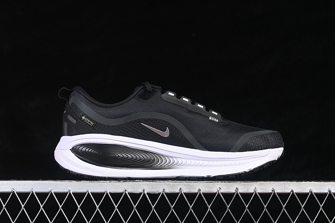 Nike [HQ7001-002]-[VOMERO 18 GORE-TEX BLACK/WHITE/METALLIC SILVER]-[WOMAN:36-39]-[MAN:40-46] - Image 16
