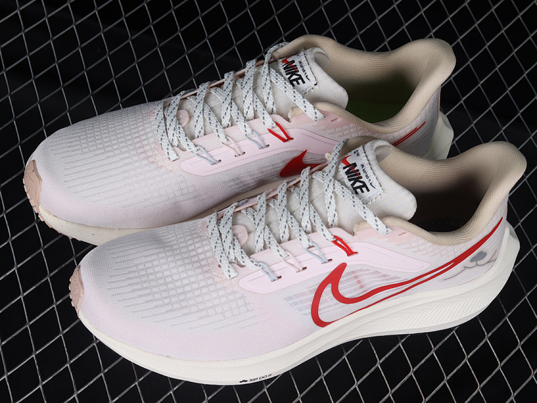 Nike [FD4344-161]-[AIR ZOOM PEGASUS 39 LUNAR NEW YEAR SAIL/UNIVERSITY RED/SAIL]-[UNISEX:36-45] - Image 10