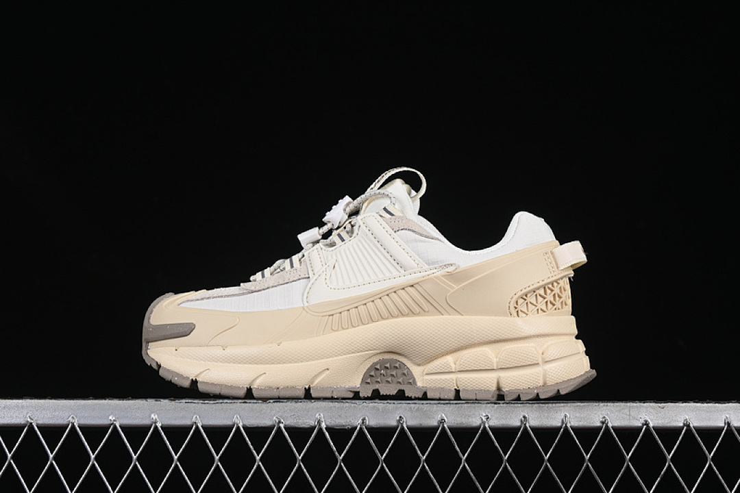 Nike [FV2295-101]-[ZOOM VOMERO ROAM WHITE/BEIGE]-[WOMAN:36-39]-[MAN:40-45] - Image 2