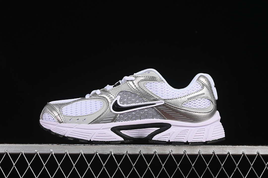 V5 RNR WHITE/SILVER/BLACK · HQ7901-107, photo 1