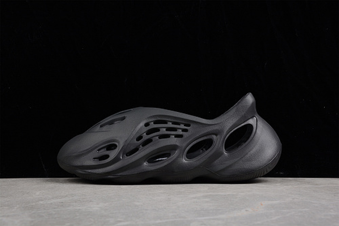 Adidas Adidas YEEZY FOAM RUNNER BLACK/BLACK/BLACK · HP8739, photo 1