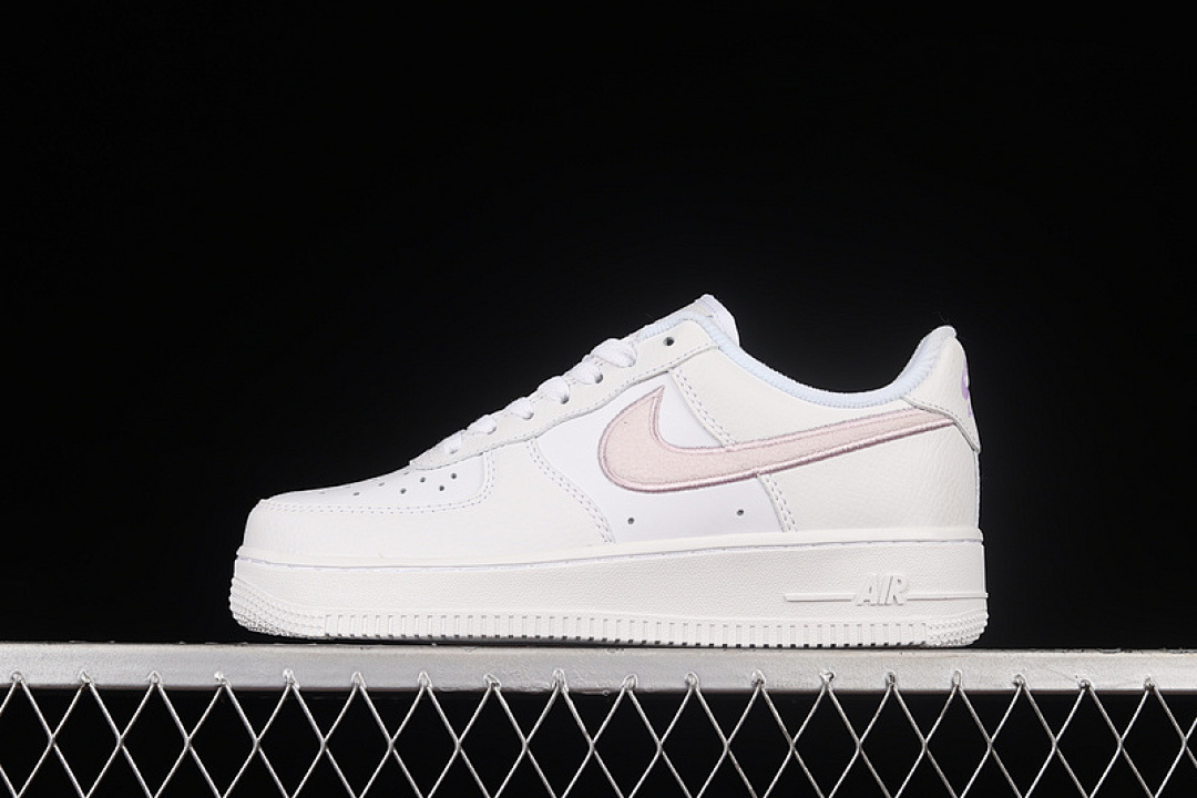 Nike Nike AIR FORCE 1 LOW 07 ESSENTIAL CHENILLE SWOOSH WHITE/PHOTON DUST/LILAC/VENICE · DN5056-100, photo 1
