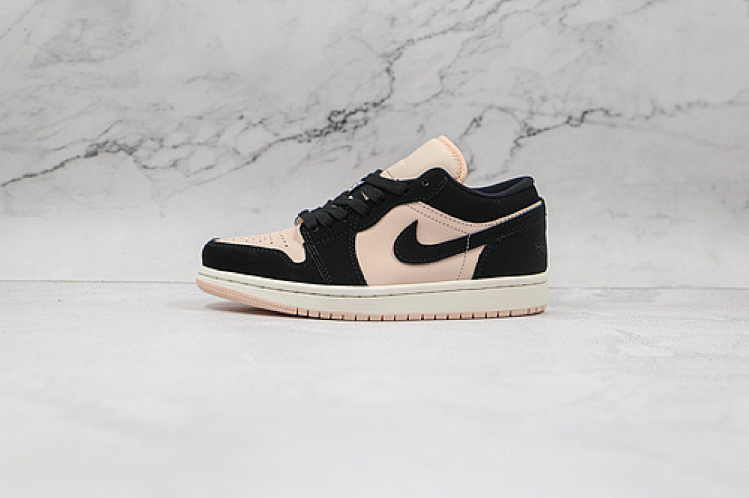 Jordan [DC0774-003]-[AIR JORDAN 1 LOW BLACK/GUAVA ICE/SAIL]-[WOMAN:35.5-40], photo 1