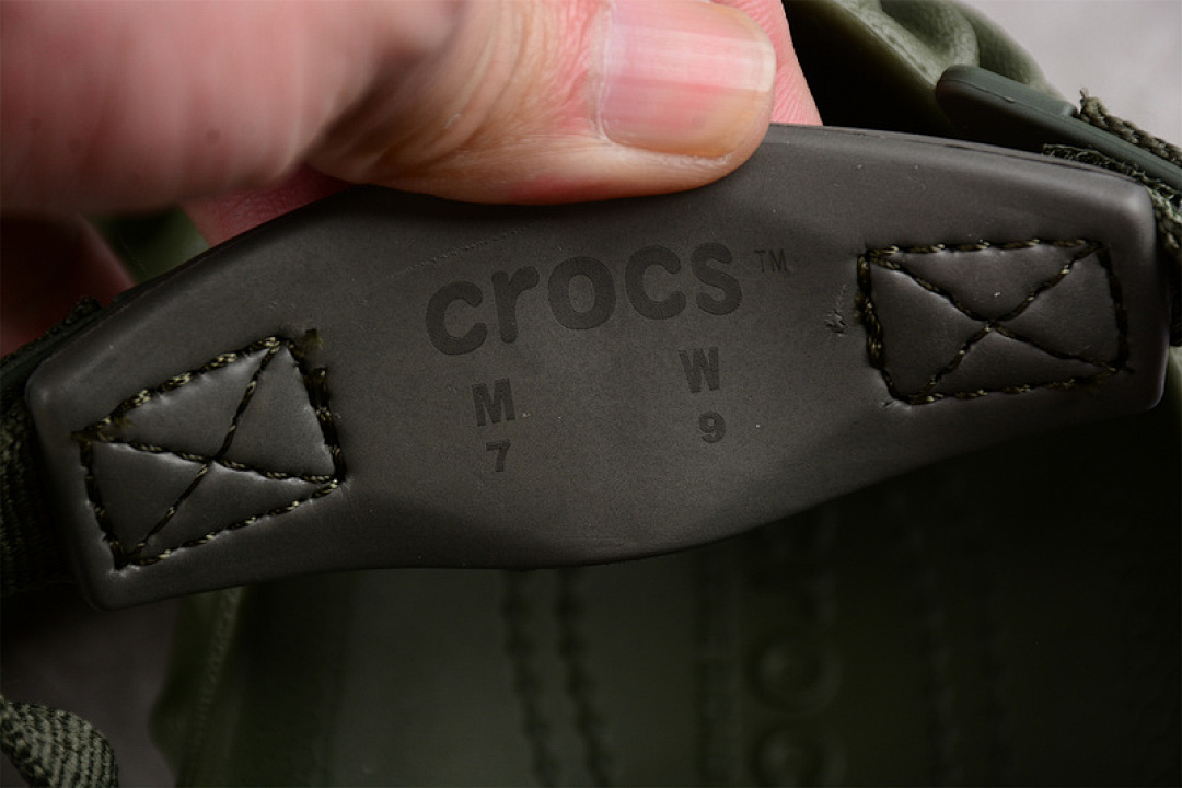 Crocs [SALEHE BEMBURY X CROCS POLLE CLOG ARMY GREEN/ARMY GREEN]-[UNISEX SIZE:36-47] - Image 4