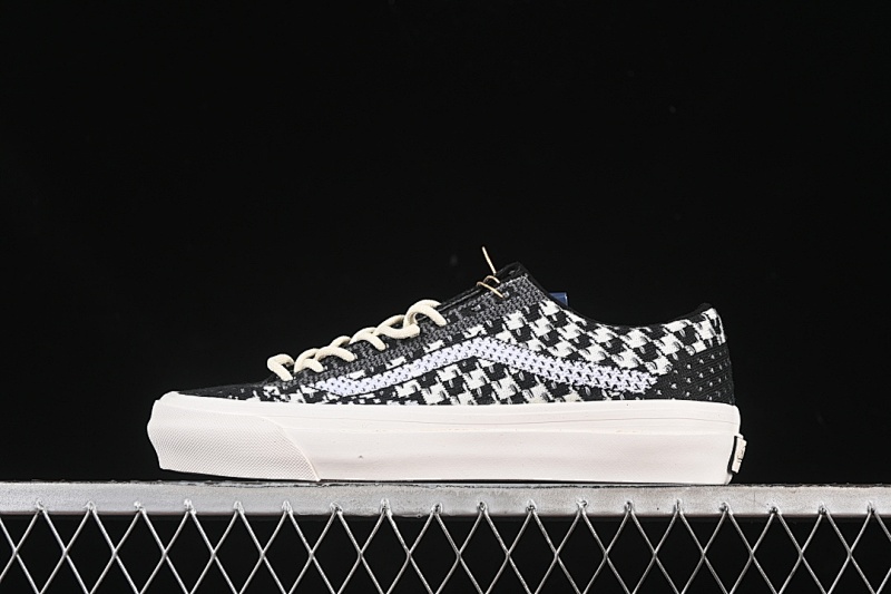 CASUAL SKATEBOARDING SHOES BLACK/WHITE · VN000D8HHR0, photo 1