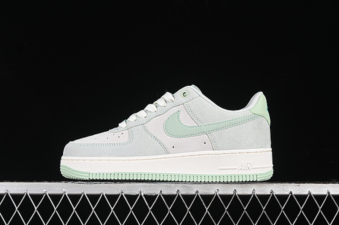 Nike Nike AIR FORCE 1 07 LOW SPRUCE AURA/PISTACHIO FROST · HQ1497-099, photo 1