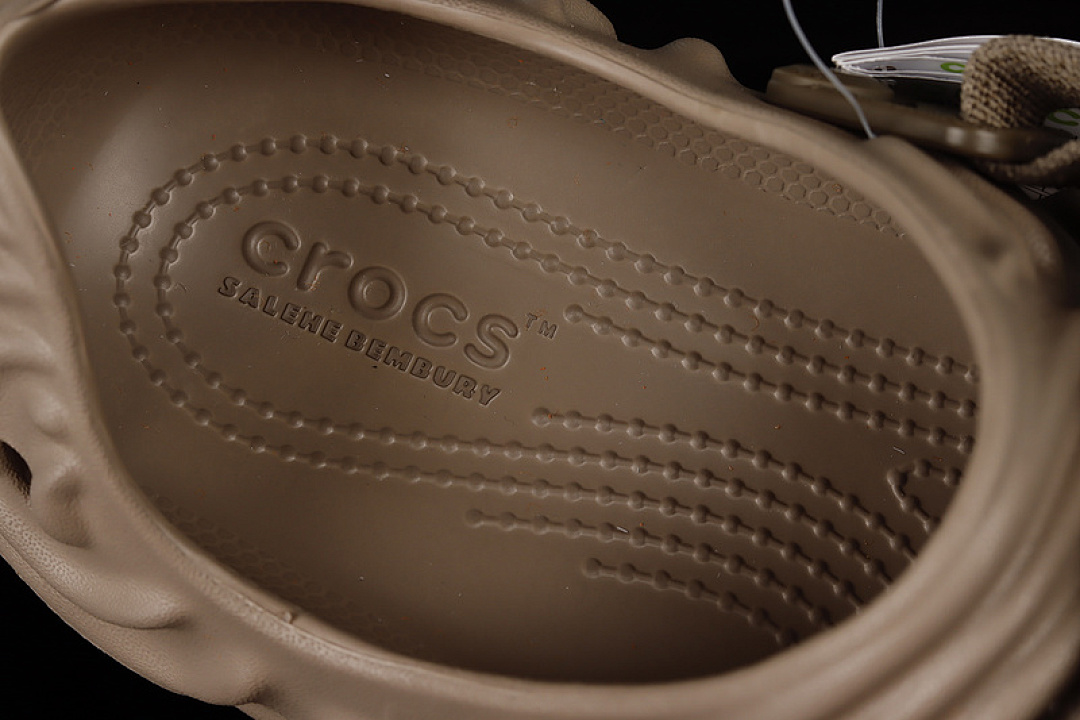 Crocs [SALEHE BEMBURY X CROCS POLLE CLOG KHAKI/CROCS KHAKI]-[UNISEX:36-46] - Image 3