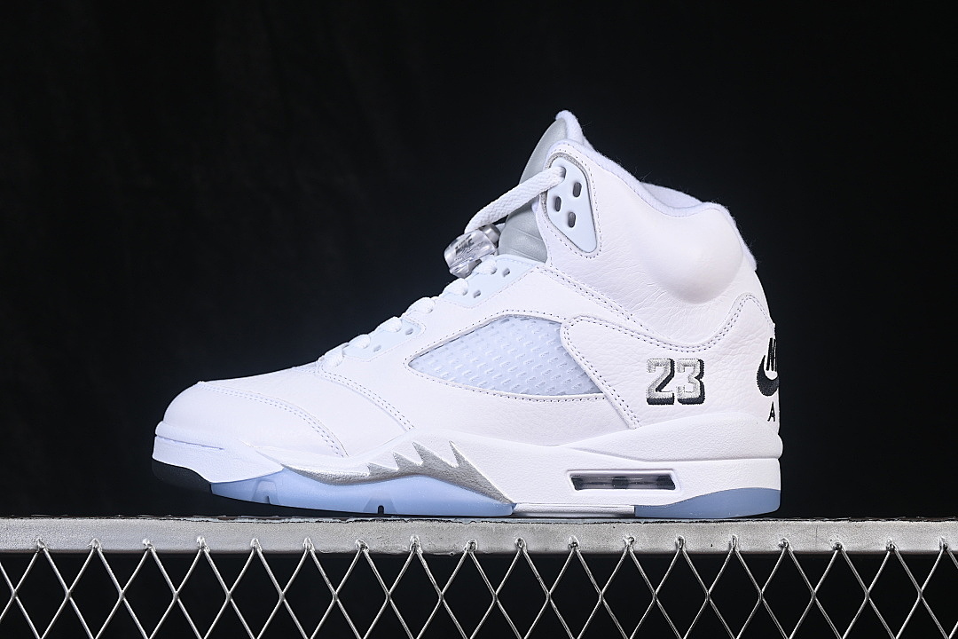 Jordan [HQ7978-103]-[JORDAN 5 RETRO WHITE/METALLIC SILVER/BLACK]-[MAN:40-47.5], photo 1