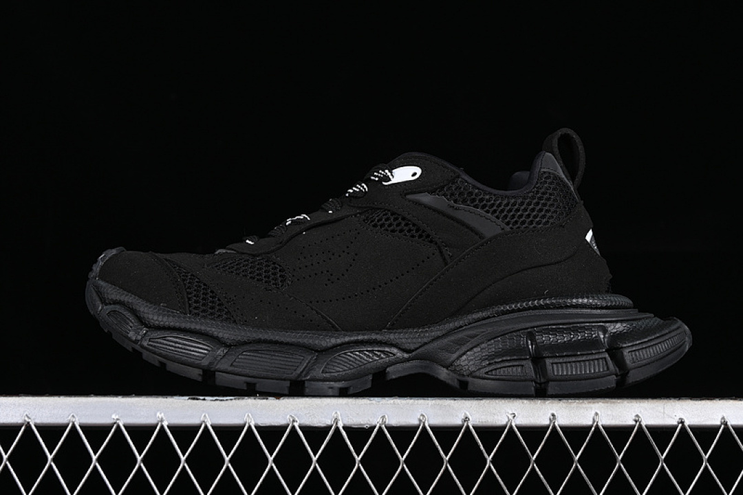 On Running [W3XLH0105]-[BA*LEN*CIAGA PHANTOM SNEAKER BLACK/WHITE]-[WOMAN:35-39]-[MAN:40-46], photo 1
