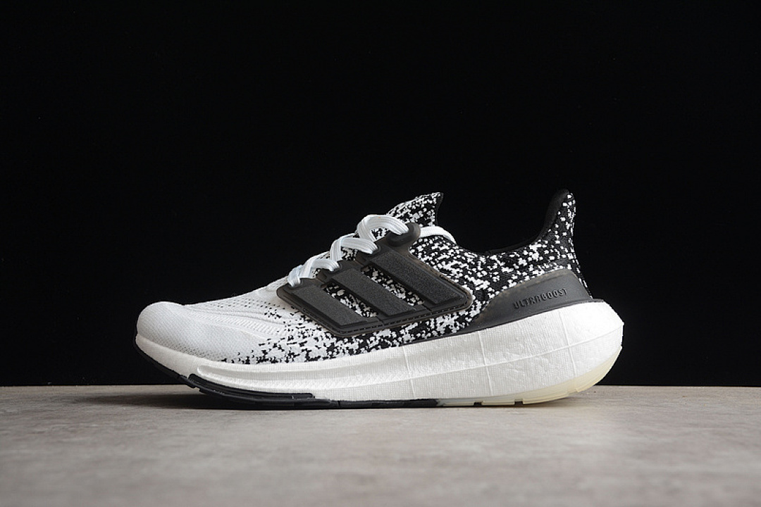 ULTRA BOOST CONSORTIUM CORE BLACK/CLOUD WHITE · IE1694, photo 1