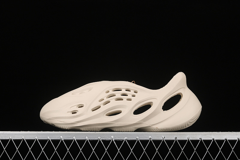 Adidas Adidas YEEZY FOAM RUNNER SAND ETHAM/ETHAM/ETHAM · FY4567, photo 1