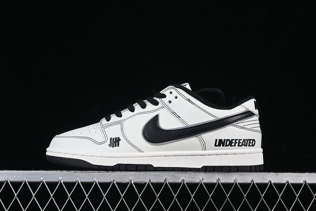 Undefeated Nike SB DUNK LOW X UNDEFEATED BLACK/WHITE · UN1697-666, photo 1