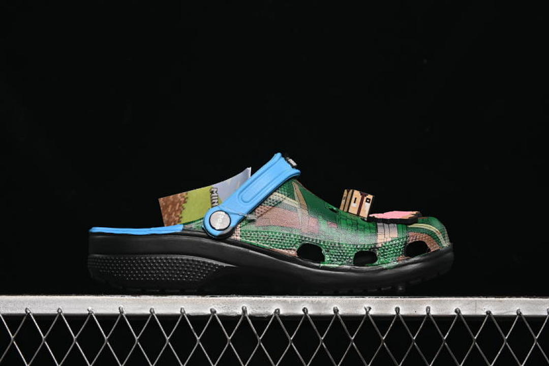 Crocs [MINECRAFT X CROCS CLASSIC CLOG BLACK/GREEN/BLUE]-[WOMAN:36-39]-[MAN:40-46] - Image 2