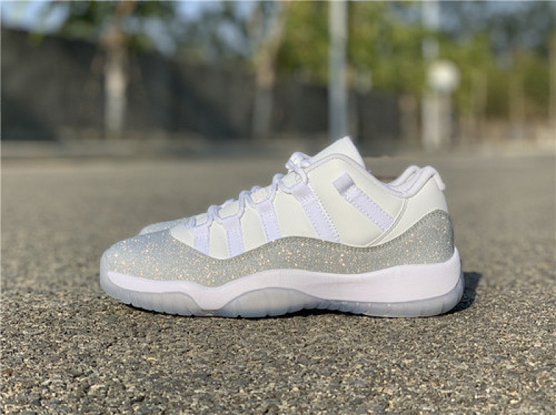 Jordan AIR Jordan 11 WHITE/METALLIC SILVER/VAST GREY · AR0715-100, photo 1