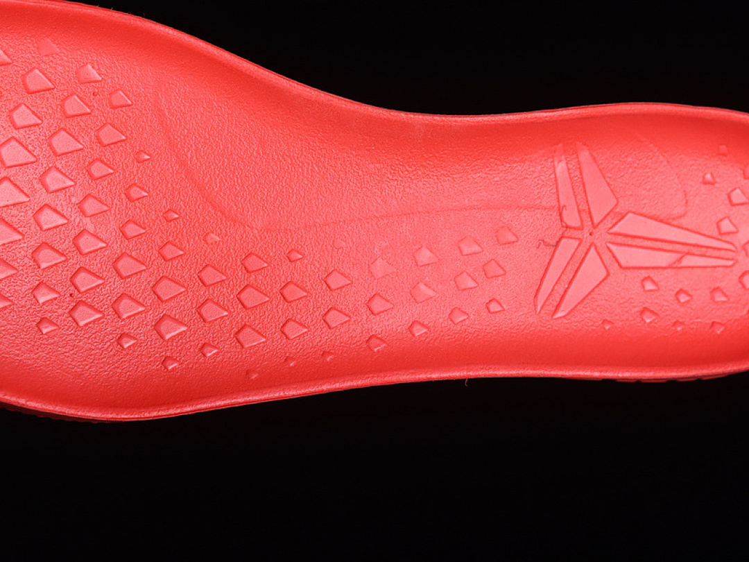 Nike [555035-601]-[KOBE 8 SYSTEM MILK SNAKE UNIVERSITY RED/SAIL-NOBLE RED-PEARL GREY]-[MAN:39-46] - Image 3
