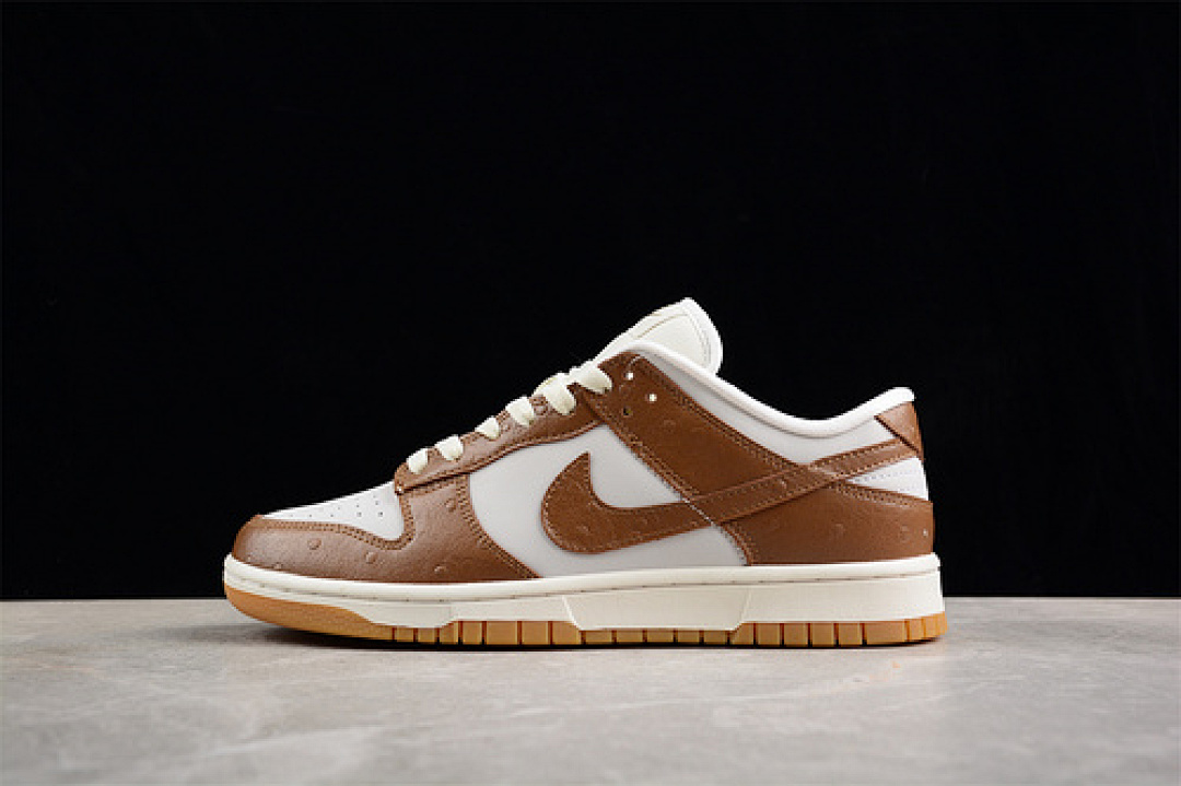 Nike DUNK LOW SB LX ALE BROWN OSTRICH PHANTOM/ALE BROWN/SAIL/METALLIC GOLD · FJ2260-001, photo 1