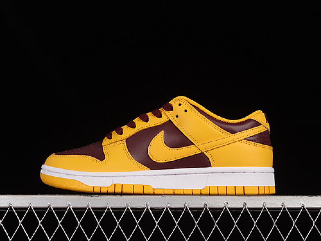 Nike SB DUNK LOW UNIVERSITY GOLD/WHITE/DEEP MAROON/UNIVERSITY GOLD · DD1391-702, photo 1