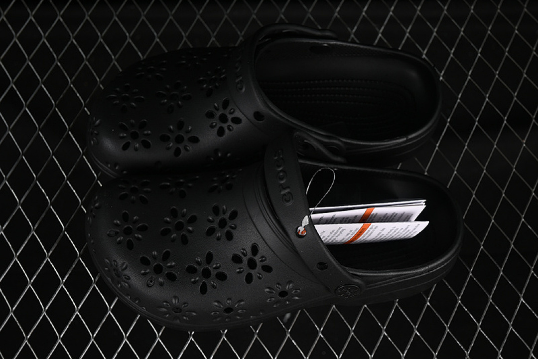 Crocs [CROCS CLASSIC SIMPLE CASUAL BEACH HOLE SLIPPERS SANDALS BLACK]-[WOMAN:34-40] - Image 7