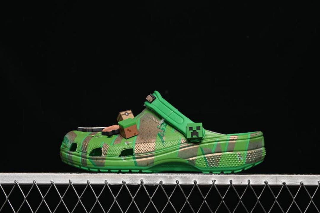 Crocs [MINECRAFT X CROCS CLASSIC CLOG GREEN/BROWN]-[WOMAN:36-39]-[MAN:40-46] - Image 2