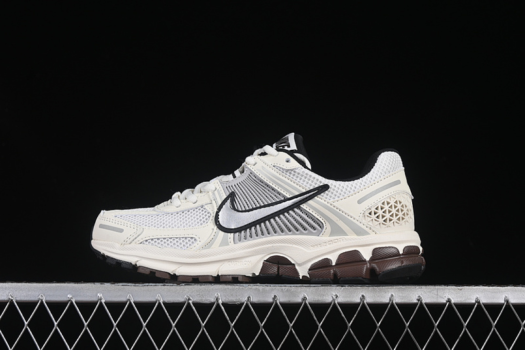 Nike [FJ2028-001]-[AIR ZOOM VOMERO 5 PHANTOM/METALLIC PLATINUM/LIGHT IRON ORE]-[WOMAN:36-40] - Image 2