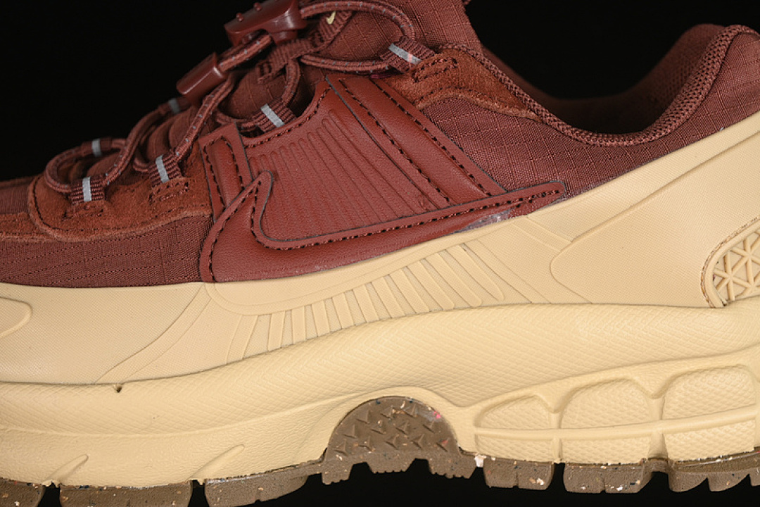 Nike [HQ2181-700]-[ZOOM VOMERO ROAM TEAM RED/TEAM GOLD/GUM BROWN]-[WOMAN:36-39]-[MAN:40-45] - Image 8