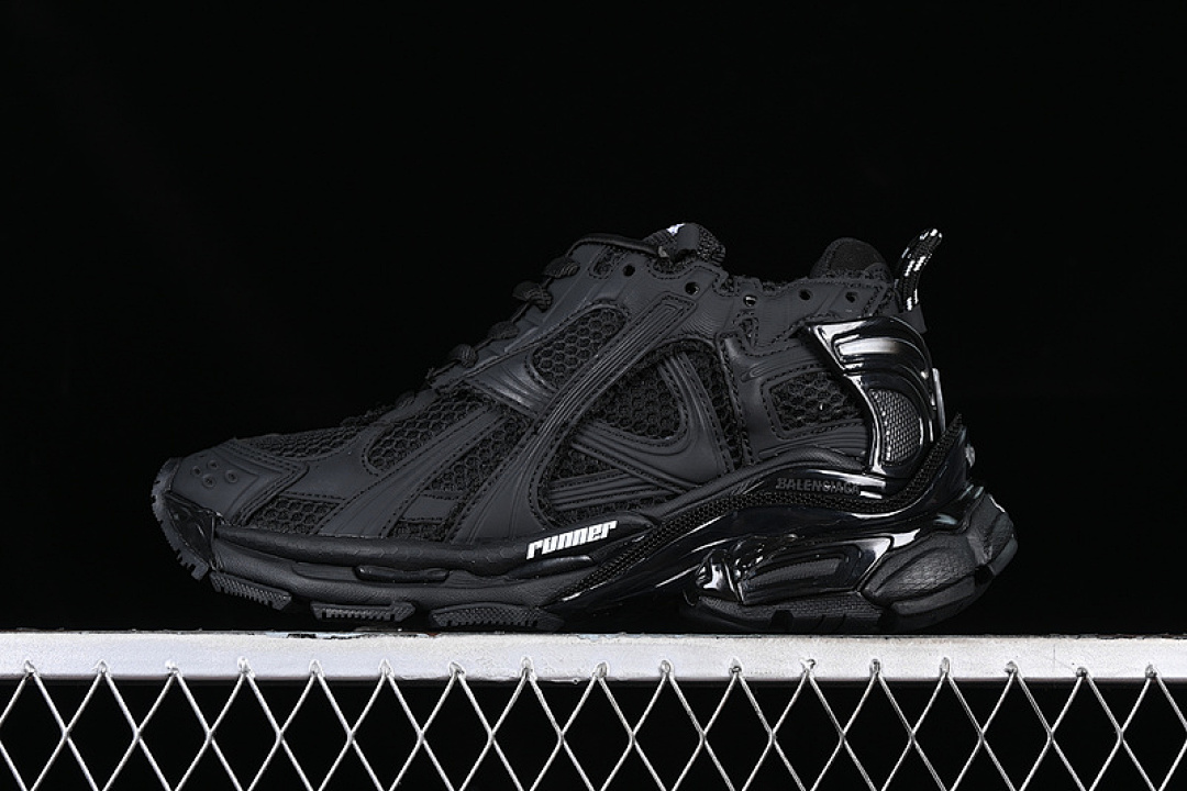 Kith [W3RBT1000]-[BA*LEN*CIAGA RUNNER KITH FOUR.COLOR BLACK/SILVER]-[WOMAN:35-39]-[MAN:40-46], photo 1